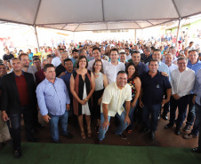 Quarenta e nove famílias de Florestópolis, município da região Norte do Paraná, concretizaram nesta sexta-feira (22) o sonho da casa própria. Elas vão morar no Residencial José Alves dos Santos, inaugurado pelo governador Carlos Massa Ratinho Junior, pelo presidente da Companhia de Habitação do Paraná (Cohapar), Jorge Lange, e o prefeito Nelson Correia Junior.  -  Florestópolis, 22/01/2019  -  Foto: José Fernando Ogura/ANPr