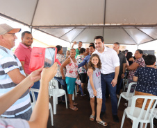 Quarenta e nove famílias de Florestópolis, município da região Norte do Paraná, concretizaram nesta sexta-feira (22) o sonho da casa própria. Elas vão morar no Residencial José Alves dos Santos, inaugurado pelo governador Carlos Massa Ratinho Junior, pelo presidente da Companhia de Habitação do Paraná (Cohapar), Jorge Lange, e o prefeito Nelson Correia Junior.  -  Florestópolis, 22/01/2019  -  Foto: José Fernando Ogura/ANPr