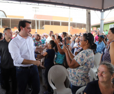 Quarenta e nove famílias de Florestópolis, município da região Norte do Paraná, concretizaram nesta sexta-feira (22) o sonho da casa própria. Elas vão morar no Residencial José Alves dos Santos, inaugurado pelo governador Carlos Massa Ratinho Junior, pelo presidente da Companhia de Habitação do Paraná (Cohapar), Jorge Lange, e o prefeito Nelson Correia Junior.  -  Florestópolis, 22/01/2019  -  Foto: José Fernando Ogura/ANPr