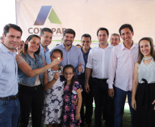 Quarenta e nove famílias de Florestópolis, município da região Norte do Paraná, concretizaram nesta sexta-feira (22) o sonho da casa própria. Elas vão morar no Residencial José Alves dos Santos, inaugurado pelo governador Carlos Massa Ratinho Junior, pelo presidente da Companhia de Habitação do Paraná (Cohapar), Jorge Lange, e o prefeito Nelson Correia Junior.  -  Florestópolis, 22/01/2019  -  Foto: José Fernando Ogura/ANPr