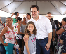 Quarenta e nove famílias de Florestópolis, município da região Norte do Paraná, concretizaram nesta sexta-feira (22) o sonho da casa própria. Elas vão morar no Residencial José Alves dos Santos, inaugurado pelo governador Carlos Massa Ratinho Junior, pelo presidente da Companhia de Habitação do Paraná (Cohapar), Jorge Lange, e o prefeito Nelson Correia Junior.  -  Florestópolis, 22/01/2019  -  Foto: José Fernando Ogura/ANPr