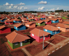 Quarenta e nove famílias de Florestópolis, município da região Norte do Paraná, concretizaram nesta sexta-feira (22) o sonho da casa própria. Elas vão morar no Residencial José Alves dos Santos, inaugurado pelo governador Carlos Massa Ratinho Junior, pelo presidente da Companhia de Habitação do Paraná (Cohapar), Jorge Lange, e o prefeito Nelson Correia Junior. - Florestópolis, 22/01/2019 - Foto: José Fernando Ogura/ANPr