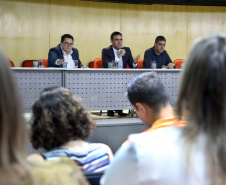 Durante o encontro, o diretor-geral Bráulio Cesco Fleury explicou que ficará a cargo da Secretaria da Administração a renegociação dos valores dos seguintes contratos de natureza continuada do Estado: telecomunicações; limpeza e conservação; reprografia; abastecimento de água potável; fornecimento de energia elétrica e serviço de vigilância. Curitiba,25/02/2019 Foto:Jaelson Lucas / ANPr