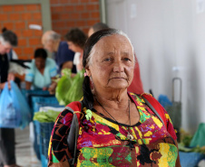A aposentada Maria Aparecida Teixeira, de 82 anos, vai toda semana de Araucária para buscar os hortigranjeiros na Ceasa, que garantem as refeições que ela faz com o marido. Foto:Gilson Abreu