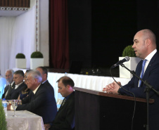 O governador em exercício Darci Piana, participou da assinatura do acordo de parceria e cooperação entre as cidades de Prudentópolis e Ternopil, Ucrânia. Participaram da cerimônia: prefeito de Prudentópolis, Adelmo Luiz Klosowski; Cônsul da Ucrânia no Paraná, Mariano Czaikowski; prefeito de Ternopil, Serhii Nadal; entre outros.Prudentópolis, 06-03-19.Foto: Arnaldo Alves / ANPr.