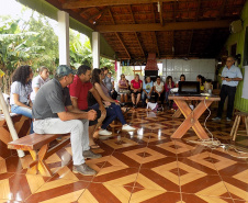 Reunião com o grupo do município de Curiúva - comercialização  -  Foto: Emater         