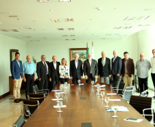 O governador em exercício Darci Piana recebeu nesta sexta-feira (8) a nova diretoria do Conselho Regional dos Representantes Comerciais do Paraná (Core-PR). O presidente da entidade, Paulo Nauiack, e os novos conselheiros tomaram posse em fevereiro deste ano para o quadriênio 2019-2022. Foto: Camila Tonett