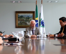 O Governo do Paraná elaborou um projeto de lei que institucionaliza o Programa de Compliance e Integridade na administração pública estadual. A mensagem foi entregue nesta terça-feira (12) ao deputado Hussein Bakri, líder do governo, que encaminhará a proposta na Assembleia Legislativa.  -  Curitiba, 12/03/2019  -  Foto: Gilson Abreu/ANPr