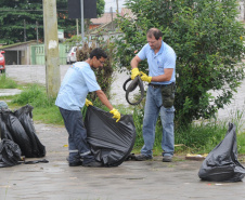 Em uma semana, os casos de dengue confirmados no Paraná passaram de 798 para 962. O secretário de Estado da Saúde, Beto Preto, lembra que o Governo do Estado, junto com os municípios, vem intensificando os trabalhos de combate ao mosquito transmissor da doença. “No entanto, reafirmamos a importância do envolvimento da população nesse trabalho”, enfatiza o secretário.