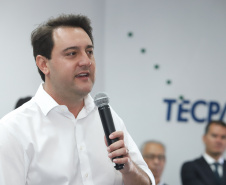 O governador Carlos Massa Ratinho Junior empossa a nova diretoria do Instituto de Tecnologia do Paraná (Tecpar). Tomam posse como diretor-presidente do Tecpar, Fabio Cammarota; diretora comercial, Danielle Portela; o diretor de Desenvolvimento Tecnológico e Inovação, Rafael Rodrigues; e diretor de Administração e Finanças, Arnaldo da Fonseca. Foto: Rodrigo Félix Leal/ANPr