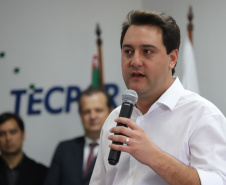 O governador Carlos Massa Ratinho Junior empossa a nova diretoria do Instituto de Tecnologia do Paraná (Tecpar). Tomam posse como diretor-presidente do Tecpar, Fabio Cammarota; diretora comercial, Danielle Portela; o diretor de Desenvolvimento Tecnológico e Inovação, Rafael Rodrigues; e diretor de Administração e Finanças, Arnaldo da Fonseca. Foto: José Fernando Ogura/ANPr