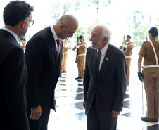 O governador Carlos Massa Ratinho Júnior e o embaixador de Israel no Brasil, Yossi Shelley, assinaram nesta quarta-feira (13) um protocolo de intenções nas áreas de ciência e tecnologia, segurança pública, agricultura, saúde, educação e reaproveitamento de água. O governador recebeu o embaixador no Palácio Iguaçu. Foto: Gilson Abreu/ANPr