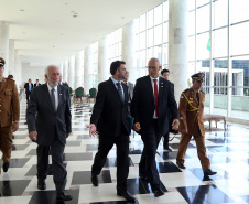 O governador Carlos Massa Ratinho Júnior e o embaixador de Israel no Brasil, Yossi Shelley, assinaram nesta quarta-feira (13) um protocolo de intenções nas áreas de ciência e tecnologia, segurança pública, agricultura, saúde, educação e reaproveitamento de água. O governador recebeu o embaixador no Palácio Iguaçu. Foto: Gilson Abreu/ANPr