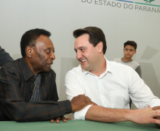 O governador Carlos Massa Ratinho Junior recebeu nesta quarta-feira (13), no Palácio Iguaçu, o campeão mundial de futebol Pelé. No evento, que contou com a presença de estudantes, atletas e ex-atletas, foram lançados a campanha Imposto Amigo do Esporte, do Governo do Estado, e o programa Esportivo Lúdico Educacional, de iniciativa de Pelé.  -  Curitiba, 13/03/2019  -  Foto: Rodrigo Félix Leal/ANPr