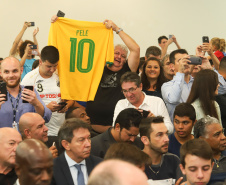 O governador Carlos Massa Ratinho Junior recebeu nesta quarta-feira (13), no Palácio Iguaçu, o campeão mundial de futebol Pelé. No evento, que contou com a presença de estudantes, atletas e ex-atletas, foram lançados a campanha Imposto Amigo do Esporte, do Governo do Estado, e o programa Esportivo Lúdico Educacional, de iniciativa de Pelé.  -  Curitiba, 13/03/2019  -  Foto: Rodrigo Félix Leal/ANPr