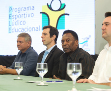 O governador Carlos Massa Ratinho Junior recebeu nesta quarta-feira (13), no Palácio Iguaçu, o campeão mundial de futebol Pelé. No evento, que contou com a presença de estudantes, atletas e ex-atletas, foram lançados a campanha Imposto Amigo do Esporte, do Governo do Estado, e o programa Esportivo Lúdico Educacional, de iniciativa de Pelé.  -  Curitiba, 13/03/2019  -  Foto: Rodrigo Félix Leal/ANPr