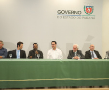 O governador Carlos Massa Ratinho Junior recebeu nesta quarta-feira (13), no Palácio Iguaçu, o campeão mundial de futebol Pelé. No evento, que contou com a presença de estudantes, atletas e ex-atletas, foram lançados a campanha Imposto Amigo do Esporte, do Governo do Estado, e o programa Esportivo Lúdico Educacional, de iniciativa de Pelé.  -  Curitiba, 13/03/2019  -  Foto: Rodrigo Félix Leal/ANPr