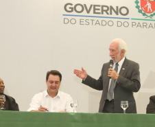 O governador Carlos Massa Ratinho Junior recebeu nesta quarta-feira (13), no Palácio Iguaçu, o campeão mundial de futebol Pelé. No evento, que contou com a presença de estudantes, atletas e ex-atletas, foram lançados a campanha Imposto Amigo do Esporte, do Governo do Estado, e o programa Esportivo Lúdico Educacional, de iniciativa de Pelé.  -  Curitiba, 13/03/2019  -  Foto: Rodrigo Félix Leal/ANPr