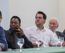 O governador Carlos Massa Ratinho Junior recebeu nesta quarta-feira (13), no Palácio Iguaçu, o campeão mundial de futebol Pelé. No evento, que contou com a presença de estudantes, atletas e ex-atletas, foram lançados a campanha Imposto Amigo do Esporte, do Governo do Estado, e o programa Esportivo Lúdico Educacional, de iniciativa de Pelé. -  Curitiba, 13/03/2019 -  Foto: Geraldo Bubniak/ANPr