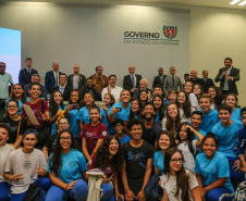 O governador Carlos Massa Ratinho Junior recebeu nesta quarta-feira (13), no Palácio Iguaçu, o campeão mundial de futebol Pelé. No evento, que contou com a presença de estudantes, atletas e ex-atletas, foram lançados a campanha Imposto Amigo do Esporte, do Governo do Estado, e o programa Esportivo Lúdico Educacional, de iniciativa de Pelé. -  Curitiba, 13/03/2019 -  Foto: Geraldo Bubniak/ANPr