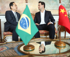 A China quer ser parceira do Paraná em obras de infraestrutura, com grande interesse no projeto do corredor bioceânico, que ligará os portos de Paranaguá, no Litoral do Estado, ao de Antofagasta, no Chile. O assunto foi tratado nesta quinta-feira (14) entre o governador Carlos Massa Ratinho Junior e o embaixador da República Popular da China, Yang Wanming, no Palácio Iguaçu. - . Curitiba,14/03/2019 Foto: Rodrigo Félix Leal/ANPr