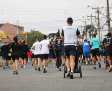 Em comemoração aos 67 anos do Batalhão de Polícia de Trânsito, 1,2 mil pessoas participaram da quarta edição da Corrida Solidária Provopar Estadual e BPTran neste domingo (17) em Curitiba. Os atletas, profissionais e amadores, correram 3 km, 5 km e 10 km em prol da solidariedade. Foto: Soldado Fernando Chauchuti/PMPR