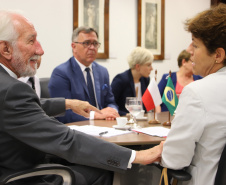 O Governo do Paraná quer estreitar as relações culturais e comerciais com a Polônia. O vice-governador Darci Piana recebeu nesta segunda-feira (18) a cônsul do país em Curitiba, Dorota Bogutyn, e uma comitiva da cidade de Pozna&#324;, formada pelo prefeito Jan Grabkowski Starosta e membros das secretarias da prefeitura.  -  Curitiba, 18/03/2019  -  Foto: José Fernando Ogura/ANPr