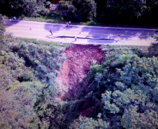 O Departamento de Estradas de Rodagem do Paraná (DER-PR) informa que nesta quarta-feira (20) fará uma nova avaliação do trecho da PR-340 entre os municípios de Tibagi e Telêmaco Borba, nos Campos Gerais, para verificar a possibilidade de liberação do tráfego em meia pista.  -  Foto: Divulgação DER