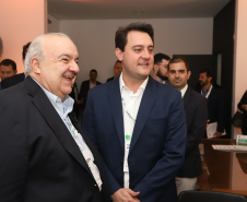 O governador Carlos Massa Ratinho Junior assinou nesta quinta-feira (21), durante o evento internacional Smart City Expo Curitiba, um projeto de lei propondo zerar a alíquota de IPVA de veículos elétricos, que hoje é de 3,5%. Ele também vai apresentar uma proposta de convênio ao Conselho Nacional de Política Fazendária (Confaz) para que o Estado também possa isentar o ICMS para a aquisição desses veículos.  -  Curitiba, 21/03/2019  -  Foto: Rodrigo Félix Leal/ANPr