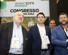 O governador Carlos Massa Ratinho Junior assinou nesta quinta-feira (21), durante o evento internacional Smart City Expo Curitiba, um projeto de lei propondo zerar a alíquota de IPVA de veículos elétricos, que hoje é de 3,5%. Ele também vai apresentar uma proposta de convênio ao Conselho Nacional de Política Fazendária (Confaz) para que o Estado também possa isentar o ICMS para a aquisição desses veículos.  -  Curitiba, 21/03/2019  -  Foto: Rodrigo Félix Leal/ANPr