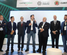 O governador Carlos Massa Ratinho Junior assinou nesta quinta-feira (21), durante o evento internacional Smart City Expo Curitiba, um projeto de lei propondo zerar a alíquota de IPVA de veículos elétricos, que hoje é de 3,5%. Ele também vai apresentar uma proposta de convênio ao Conselho Nacional de Política Fazendária (Confaz) para que o Estado também possa isentar o ICMS para a aquisição desses veículos.  -  Curitiba, 21/03/2019  -  Foto: Rodrigo Félix Leal/ANPr