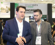 O governador Carlos Massa Ratinho Junior assinou nesta quinta-feira (21), durante o evento internacional Smart City Expo Curitiba, um projeto de lei propondo zerar a alíquota de IPVA de veículos elétricos, que hoje é de 3,5%. Ele também vai apresentar uma proposta de convênio ao Conselho Nacional de Política Fazendária (Confaz) para que o Estado também possa isentar o ICMS para a aquisição desses veículos.  -  Curitiba, 21/03/2019  -  Foto: Rodrigo Félix Leal/ANPr