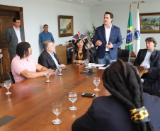 O governador Carlos Massa Ratinho Massa sanciona  a lei que institui o Dia Estadual de Luta pela Eliminação da Discriminação Racial. Foto: José Fernando Ogura/ANPr
