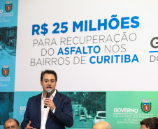 O governador Carlos Massa Ratinho Junior autoriza nesta quinta-feira (21) recursos para obras de recape asfáltico em ruas de 36 bairros de Curitiba. A assinatura contou com a presença do prefeito Rafael Greca e o secretário de Estado do Desenvolvimento Urbano, João Carlos Ortega, no Palácio Iguaçu,  Curitiba, 21/03/2019 -  Foto: Geraldo Bubniak/ANPr