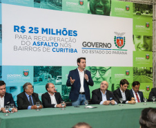 O governador Carlos Massa Ratinho Junior autoriza nesta quinta-feira (21) recursos para obras de recape asfáltico em ruas de 36 bairros de Curitiba. A assinatura contou com a presença do prefeito Rafael Greca e o secretário de Estado do Desenvolvimento Urbano, João Carlos Ortega, no Palácio Iguaçu,  Curitiba, 21/03/2019 -  Foto: Geraldo Bubniak/ANPr