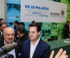 O governador Carlos Massa Ratinho Junior autoriza nesta quinta-feira (21) recursos para obras de recape asfáltico em ruas de 36 bairros de Curitiba. A assinatura contou com a presença do prefeito Rafael Greca e o secretário de Estado do Desenvolvimento Urbano, João Carlos Ortega, no Palácio Iguaçu,  Curitiba, 21/03/2019 -  Foto: Geraldo Bubniak/ANPr