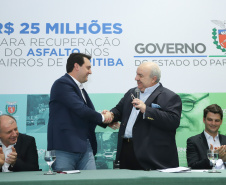 O governador Carlos Massa Ratinho Junior autoriza nesta quinta-feira (21) recursos para obras de recape asfáltico em ruas de 36 bairros de Curitiba. A assinatura contou com a presença do prefeito Rafael Greca e o secretário de Estado do Desenvolvimento Urbano, João Carlos Ortega, no Palácio Iguaçu, Curitiba, 21/03/2019 - Foto: Rodrigo Felix Leal/ANPr