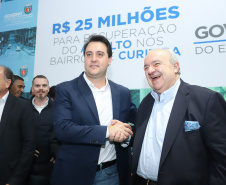 O governador Carlos Massa Ratinho Junior autoriza nesta quinta-feira (21) recursos para obras de recape asfáltico em ruas de 36 bairros de Curitiba. A assinatura contou com a presença do prefeito Rafael Greca e o secretário de Estado do Desenvolvimento Urbano, João Carlos Ortega, no Palácio Iguaçu, Curitiba, 21/03/2019 - Foto: Rodrigo Felix Leal/ANPr