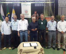 O Governo do Estado entregou nesta sexta-feira (22) equipamentos para a Colônia de Pescadores Z-5, em Pontal do Paraná, que devem aumentar a renda e melhorar a estrutura de trabalho na localidade. O valor total do projeto é de R$ 221 mil, sendo R$ 216,8 mil o repasse da Secretaria de Estado da Agricultura e R$ 4,4 mil de contrapartida da colônia. Foto: SEAB