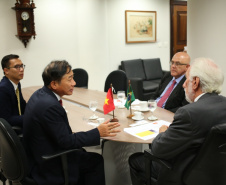 Vice-governador Darci Piana recebe o embaixador da República Socialista do Vietnã no Brasil, Do Ba Khoa, que veio ao Paraná para conhecer a produção agropecuária do Estado.  -  Curitiba, 22/03/2019  -  Foto:  Camila Tonett/Vice-Governadoria