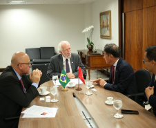 Vice-governador Darci Piana recebe o embaixador da República Socialista do Vietnã no Brasil, Do Ba Khoa, que veio ao Paraná para conhecer a produção agropecuária do Estado.  -  Curitiba, 22/03/2019  -  Foto:  Camila Tonett/Vice-Governadoria