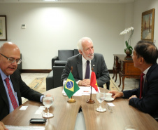 Vice-governador Darci Piana recebe o embaixador da República Socialista do Vietnã no Brasil, Do Ba Khoa, que veio ao Paraná para conhecer a produção agropecuária do Estado.  -  Curitiba, 22/03/2019  -  Foto:  Camila Tonett/Vice-Governadoria