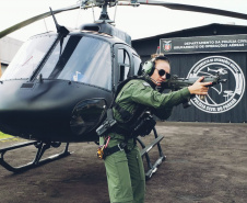 Sete mulheres fazem parte dos grupos de operações especiais da Polícia Civil no Paraná. São cinco lotadas no Centro de Operações Policiais Especiais (Cope), uma no Tático Integrado de Grupos de Repressão Especial (Tigre) e uma no Grupamento de Operações Aéreas (GOA). Bruna Roberta Mayer é uma das integrantes desse elenco e um exemplo de pioneirismo na carreira operacional da instituição.Foto: PMPR