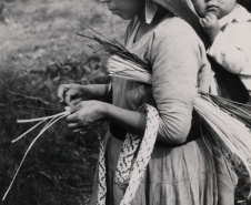 Museu Paranaense promove curso de língua e cultura kaingang. Na foto, Mulher Kaingang carregando o filho nas costas enquanto confecciona um chapéu de taquar. Terra Indígena Ivaí - Municípios de Manoel Ribas e Pitanga. -   Curitiba, 25/03/2019  -  Foto:  Vladimir Kozák/Acervo Museu Paranaense