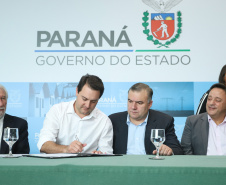 O governador Carlos Massa Ratinho Junior assinou nesta quarta-feira (27) uma série de convênios que beneficiarão crianças, famílias e pessoas com deficiências física e mental