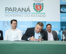 O governador Carlos Massa Ratinho Junior assinou nesta quarta-feira (27) uma série de convênios que beneficiarão crianças, famílias e pessoas com deficiências física e mental