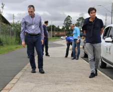 Com o objetivo principal de estimular a aplicação de novas tecnologias em obras no Paraná, o superintendente executivo do Serviço Social Autônomo (Paranacidade), Alvaro Cabrini Junior, visitou, junto com outros técnicos, o trabalho executado em Pinhais com uma tecnologia para implantação de calçadas feitas de concreto poroso permeável. Foto: SEDU