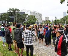 O Chefe de Gabinete do Governador Ratinho Junior,  Daniel Vilas Bôas Rocha  e o secretario de Comunicação do Estado, Hudson José estiveram com integrantes da aldeia Tupã Nhe´é Kretã, que fazem protesto nacional contrário à extinção da Secretaria Especial de Saúde Indígena (Sesai), unidade vinculada ao Ministério da Saúde em frente ao Palacio Iguacu.  O governador do Estado cumpre agenda em São Paulo nesta quinta-feira. Curitiba, 28/03/2019 -  Foto: Geraldo Bubniak/ANPr