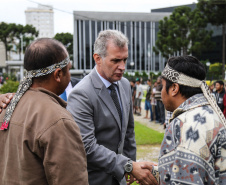 O Chefe de Gabinete do Governador Ratinho Junior,  Daniel Vilas Bôas Rocha  e o secretario de Comunicação do Estado, Hudson José estiveram com integrantes da aldeia Tupã Nhe´é Kretã, que fazem protesto nacional contrário à extinção da Secretaria Especial de Saúde Indígena (Sesai), unidade vinculada ao Ministério da Saúde em frente ao Palacio Iguacu.  O governador do Estado cumpre agenda em São Paulo nesta quinta-feira. Curitiba, 28/03/2019 -  Foto: Geraldo Bubniak/ANPr