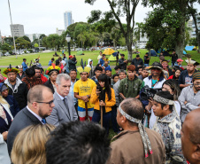 O Chefe de Gabinete do Governador Ratinho Junior,  Daniel Vilas Bôas Rocha  e o secretario de Comunicação do Estado, Hudson José estiveram com integrantes da aldeia Tupã Nhe'é Kretã, que fazem protesto nacional contrário à extinção da Secretaria Especial de Saúde Indígena (Sesai), unidade vinculada ao Ministério da Saúde em frente ao Palacio Iguacu.  O governador do Estado cumpre agenda em São Paulo nesta quinta-feira. Curitiba, 28/03/2019 -  Foto: Geraldo Bubniak/ANPr